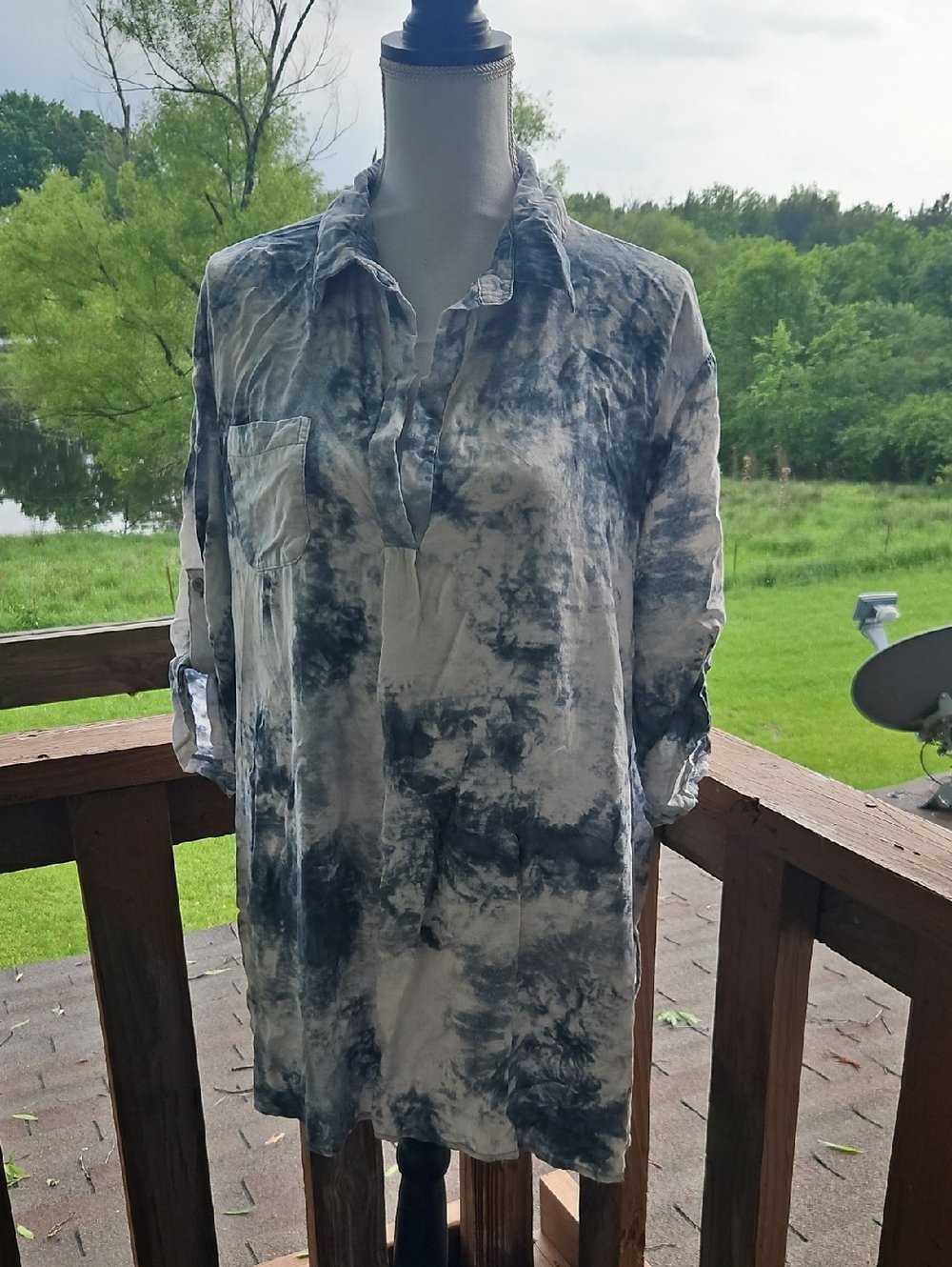 Tie-Dye Buttonless Tunic Top in Blue and White